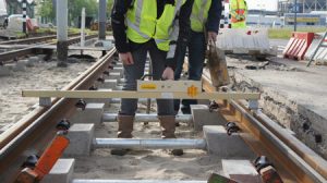 werkzaamheden aan tramlijn 23 in Rotterdam met verzinkte buizen