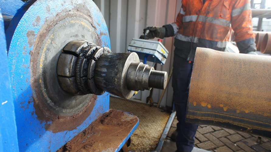 Trompen van stalen buizen door Solines