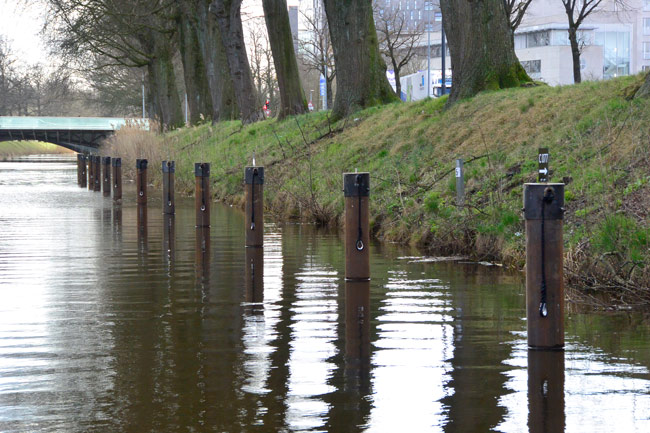 stalen-meerpalen-in-het-water-voor-aanlegplaatsen-roeiboten-in-breda