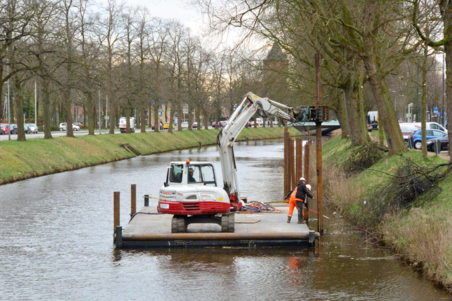 stalen-meerpalen-voor-aanlegplaatsen-roeiboten-in-breda-worden-geplaatst - kopie