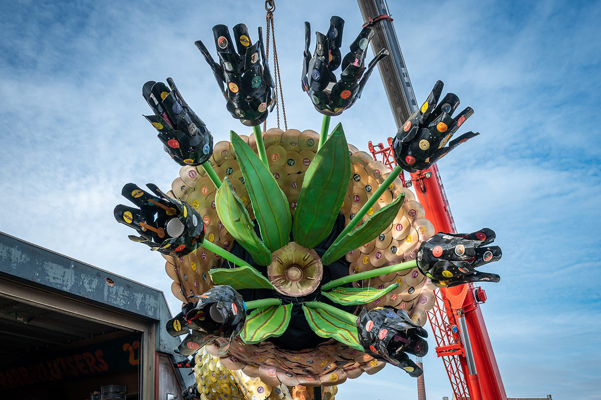 Horn with tulips - Made of steel tubes