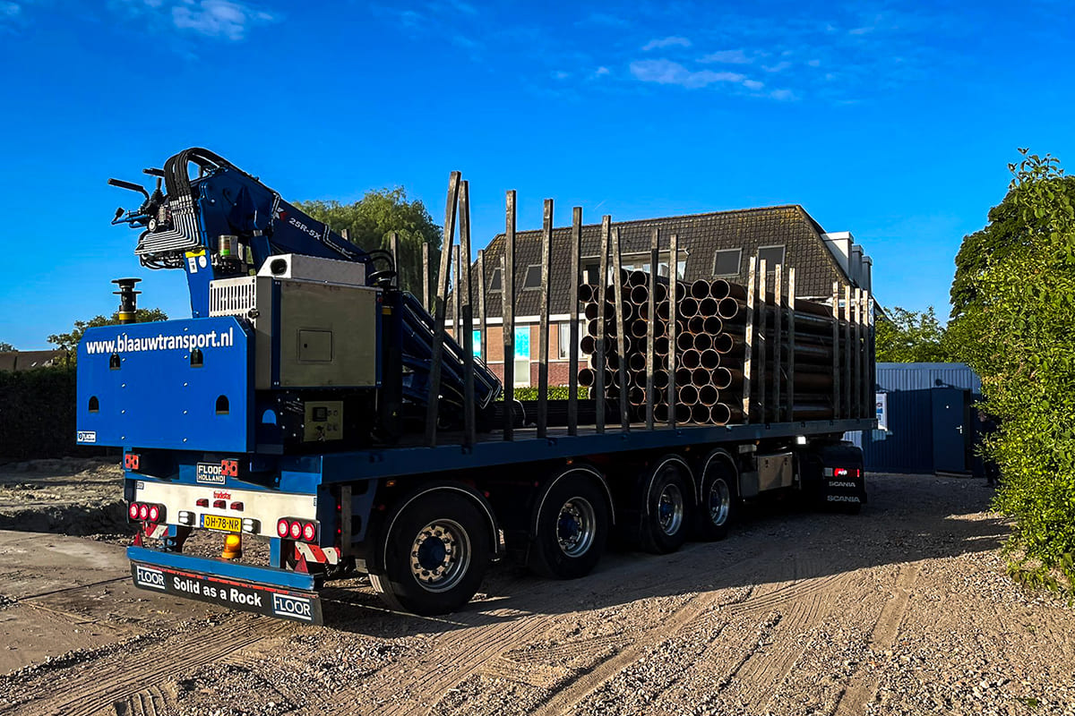 49 Foundation piles delivered in Moerdijk